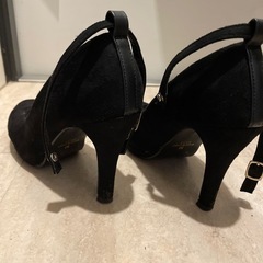 黒パンプスの画像