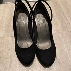 黒パンプスの画像