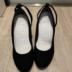 黒パンプスの画像