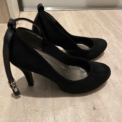 黒パンプスの画像