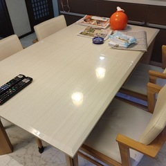 ダイニングテーブルの画像