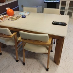 ダイニングテーブルの画像