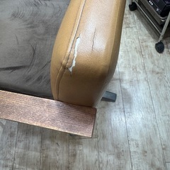 美容室の椅子 合成皮革破れ 世田谷区経堂に取りに来る方用 年内破棄予定の画像