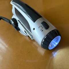 電池不要 手回し充電 ラジオ LEDライトの画像