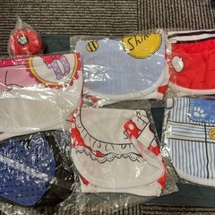 新品　９点小型犬洋服５枚　手袋ブラシ２枚　防水シートの画像