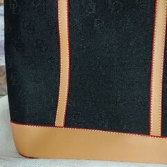 黒革ハンドバックの画像