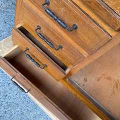 昭和レトロな洋服ダンスの画像