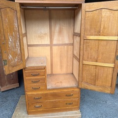 昭和レトロな洋服ダンスの画像