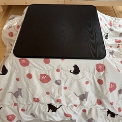 こたつセット（黒テーブル／猫と梅柄の和風ふとん付き）の画像