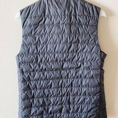 ユニクロ★ウルトラライトダウン・ベスト／グレー・メンズSサイズの画像