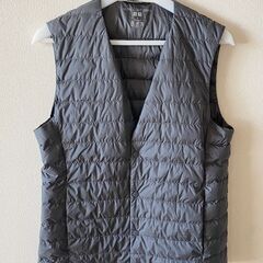 ユニクロ★ウルトラライトダウン・ベスト／グレー・メンズSサイズの画像