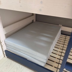 3段ベット　シングルマットレス２個、シーツ２枚
の画像