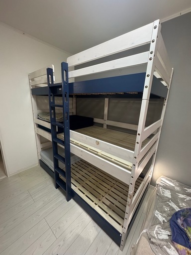 3段ベット　シングルマットレス２個、シーツ２枚