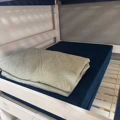3段ベット　シングルマットレス２個、シーツ２枚
の画像