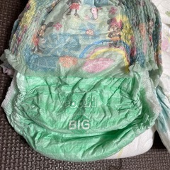 おむつ5枚とプール用おむつ1枚の画像