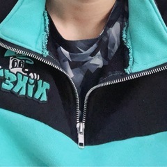 9090×KIKETYのコラボレーションハーフジップスウェットの画像