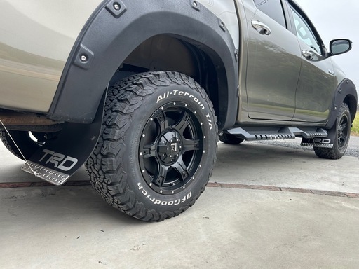 GUN１２５ハイラックス　マッドフラップ　TRD