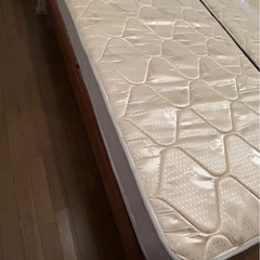 木製シングルベットフレーム&マットレスセット　コンセント付きベッドの画像