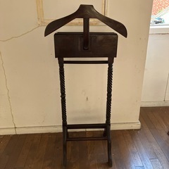 チーク素材の上着かけの画像