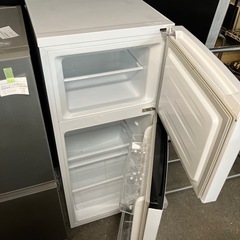 I 2511-099 ハイセンス　ノンフロン冷凍冷蔵庫　2ドア　HR-B1202 通電確認済み2021年製　キズ汚れ有りの画像