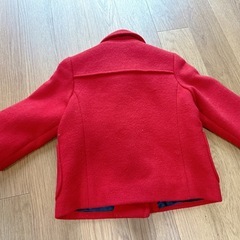 赤のコートの画像