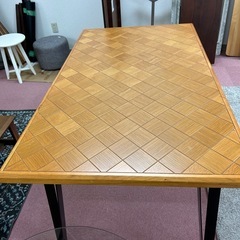 ヘリンボーン柄のダイニングテーブルの画像