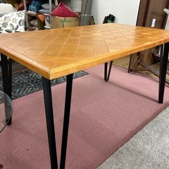 ヘリンボーン柄のダイニングテーブルの画像