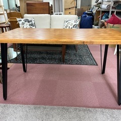 ヘリンボーン柄のダイニングテーブルの画像