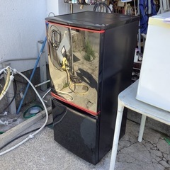 【リサイクルサービス八光】2013年製　シャープ SHARP 冷蔵庫 （137L・つけかえどっちもドア） 2ドア ブラック＆レッド SJ-14Y-Bの画像