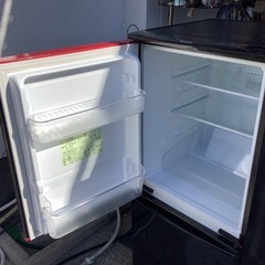 【リサイクルサービス八光】2013年製　シャープ SHARP 冷蔵庫 （137L・つけかえどっちもドア） 2ドア ブラック＆レッド SJ-14Y-Bの画像