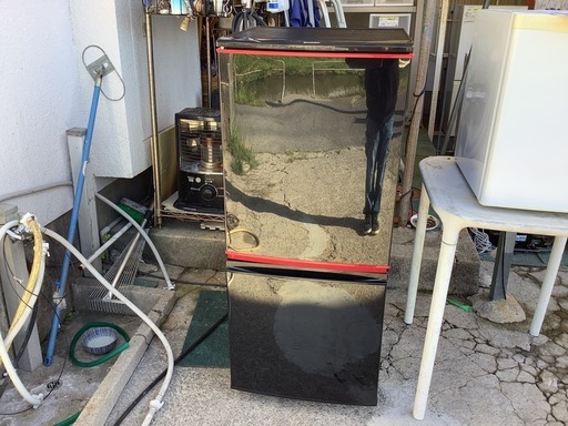 【リサイクルサービス八光】2013年製　シャープ SHARP 冷蔵庫 （137L・つけかえどっちもドア） 2ドア ブラック＆レッド SJ-14Y-B