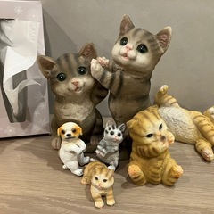 ネコとイヌの置物セットの画像