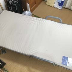 折りたたみベッドの画像