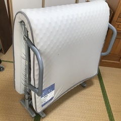 折りたたみベッドの画像