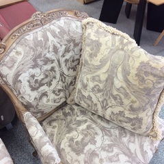 【アンティークなデザイン】アンティークチェア　一人掛けソファ　クッション付き　布製　木枠フレーム　花柄  ベージュの画像