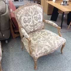 【アンティークなデザイン】アンティークチェア　一人掛けソファ　クッション付き　布製　木枠フレーム　花柄  ベージュの画像