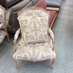 【アンティークなデザイン】アンティークチェア　一人掛けソファ　クッション付き　布製　木枠フレーム　花柄  ベージュの画像