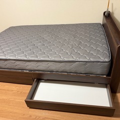 ベッドフレーム、マットレス、電子レンジの画像