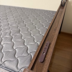 ベッドフレーム、マットレス、電子レンジの画像