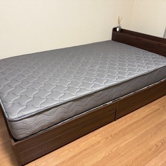 ベッドフレーム、マットレス、電子レンジの画像
