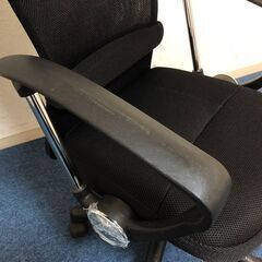 デスクチェア 昇降機能・肘置・ランバーサポート付きブラック メッシュ事務椅子/キューチェア シンプルデザイン 展示品・アウトレットの画像