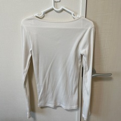 白 長袖Tシャツの画像