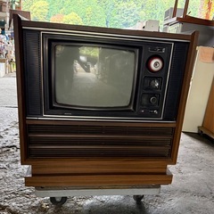 昭和レトロなカラーテレビの画像