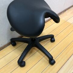 サドルチェア 昇降式 キャスター付 スツール 椅子 サドル型チェア 作業椅子 オフィス 美容室 医療 施術 チェア 黒  【糸島市内 送料無料】88308-1-001の画像