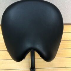 サドルチェア 昇降式 キャスター付 スツール 椅子 サドル型チェア 作業椅子 オフィス 美容室 医療 施術 チェア 黒  【糸島市内 送料無料】88308-1-001の画像