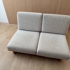 2人が掛けソファの画像