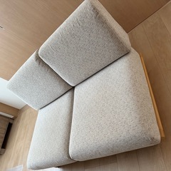 2人が掛けソファの画像