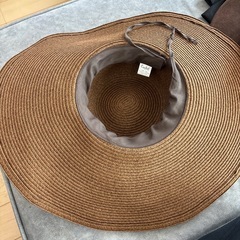 つば広めの麦わら帽子の画像