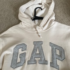 ギャップの白とベージュの間くらいの色のパーカーの画像
