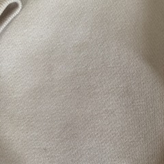 ギャップの白とベージュの間くらいの色のパーカーの画像